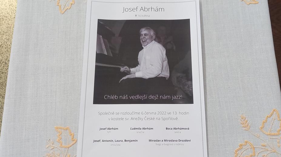 Přípravy na Abrhámův pohřeb. Zveřejnili parte, zdobí kostelík