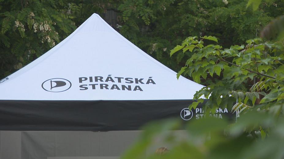 Piráti se hádají kvůli Votápkovi, vadí jim členství v KSČ. Hřib se ho zastává