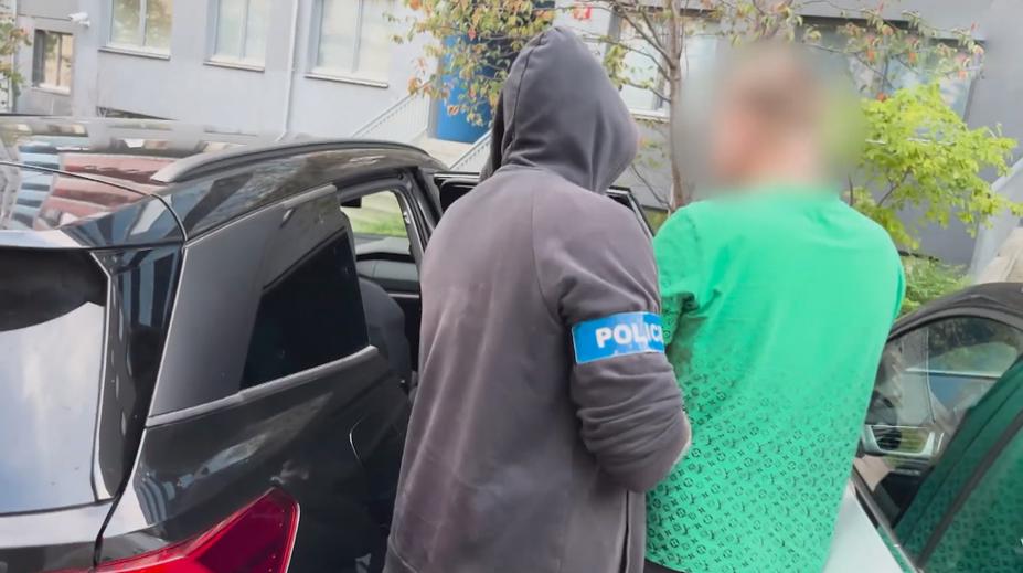 Po odsouzení do vězení nenastoupil. Policie dopadla muže, který týral bezdomovce