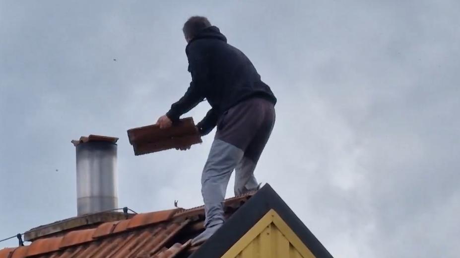 VIDEO: Agresivní muž řádil na střeše. Zásahovka nahoru nemusela, uklouzl a spadl
