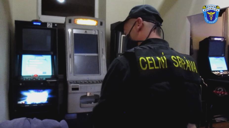 Tajná herna jako z filmu! Policie ji našla v baru za falešnou zdí!