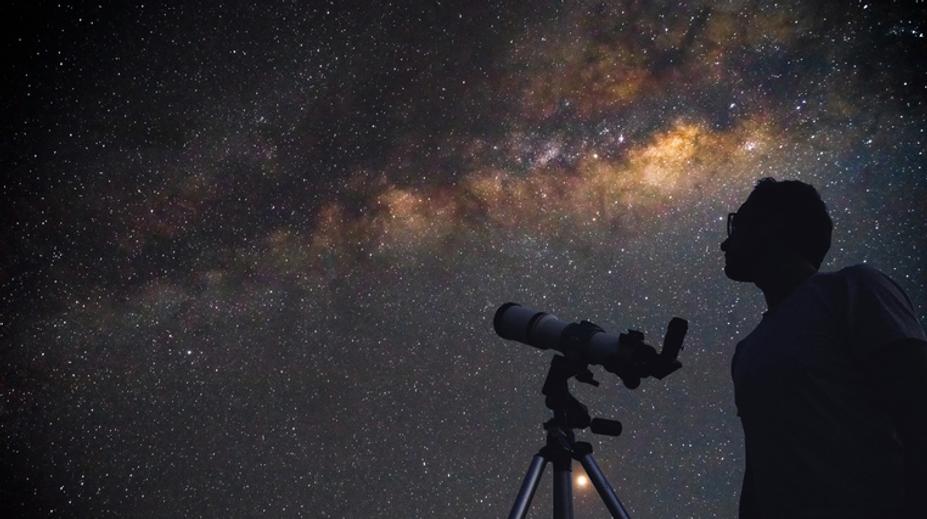 Vzácná nebeská podívaná. Pouhým okem bude možné vidět pět planet najednou