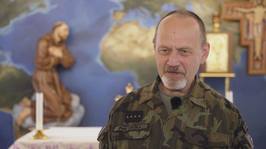 Čeští vojáci na misi zažili o Vánocích i půlnoční mši. Díky oddanému kaplanovi