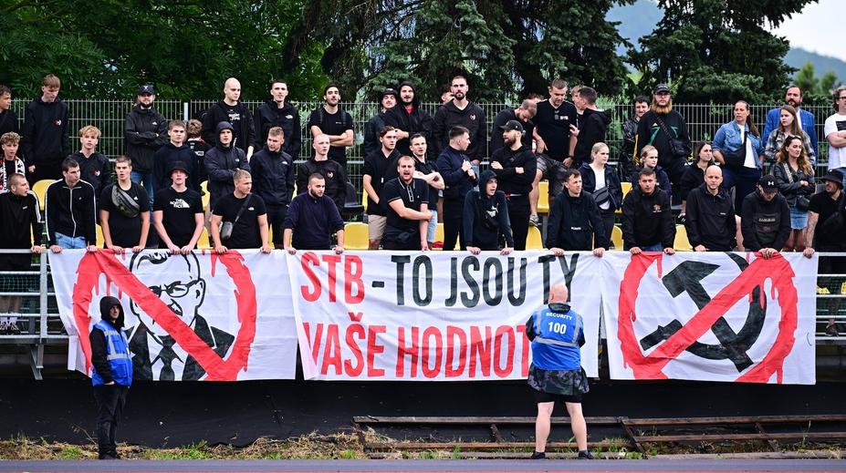 V Radotíně to vřelo. Fanoušci Slavie se pustili do Tvrdíka, uráželi i Tykače