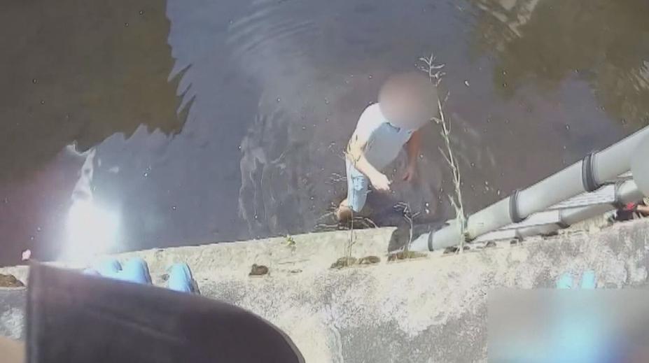Cyklista skončil po nehodě v řece. Z vody ho museli vytáhnout hasiči