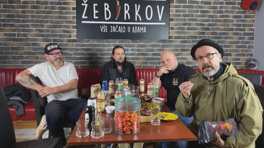 Youtuber popíjel s celebritami a vysílal, udali je a přišla policie