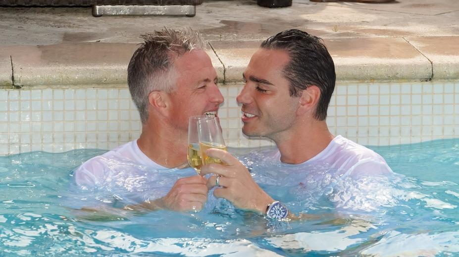 Slavný závodník F1 přiznal potíže. Bál se, že jeho partner bude před oltářem zohyzděný