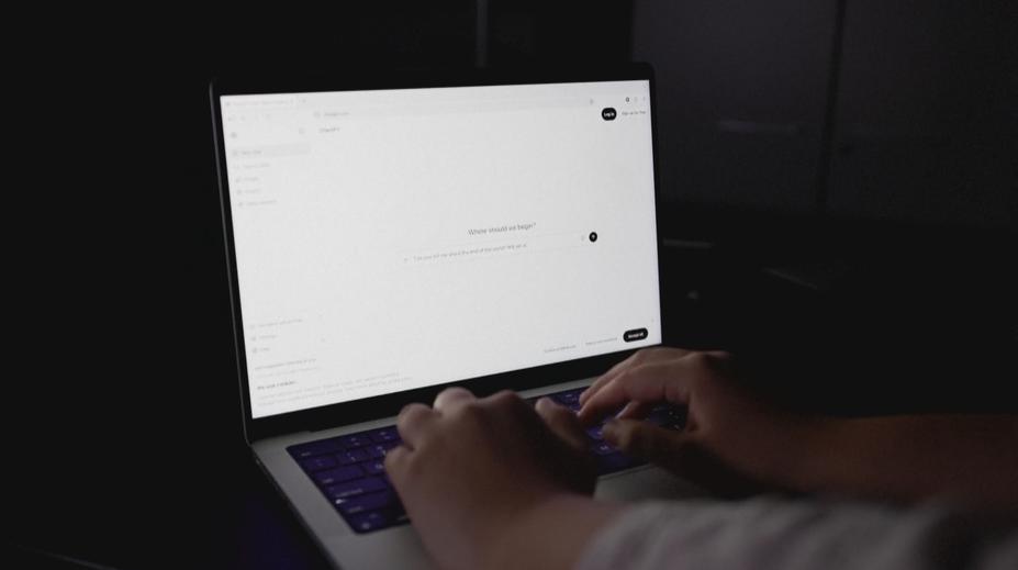 AI se sama nabourala do vládních systémů. Jde o vůbec první případ
