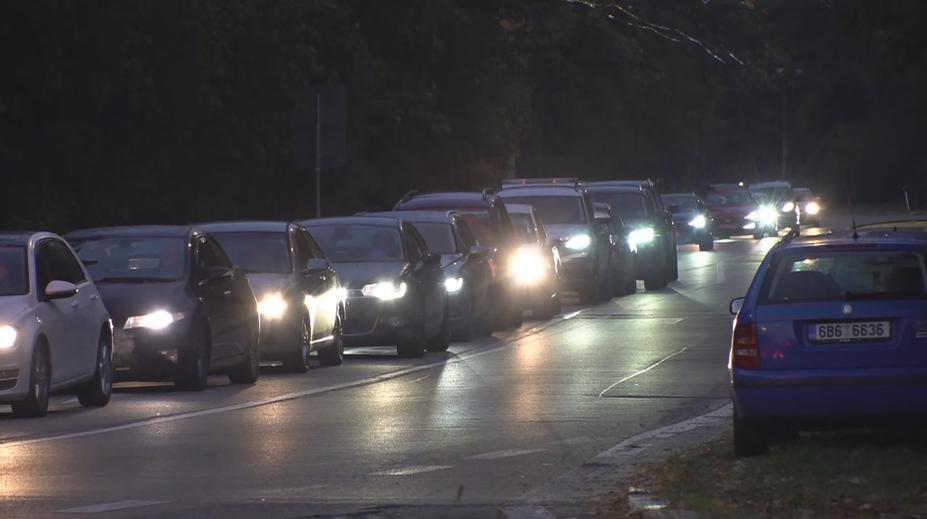 Řada uzavírek komplikuje dopravní situaci v Brně. Lidé tráví dlouhé chvíle v kolonách