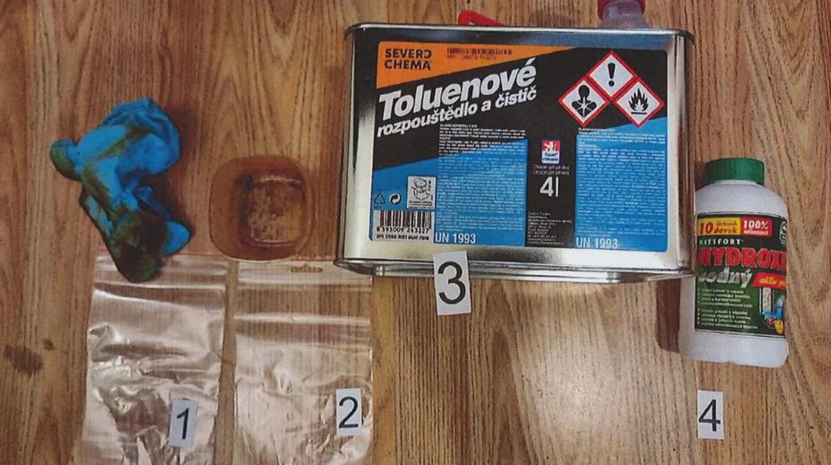 Velký policejní úlovek. Kriminalisté našli několik varen drog a zadrželi dealery