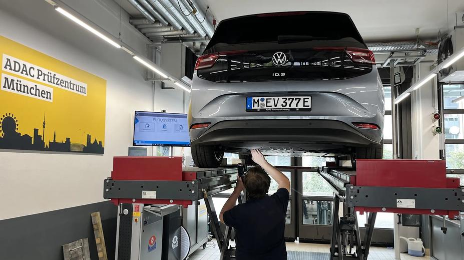 Elektromobil šokuje v dlouhodobém testu. Němci měří, jak dlouho přežije jeho baterie