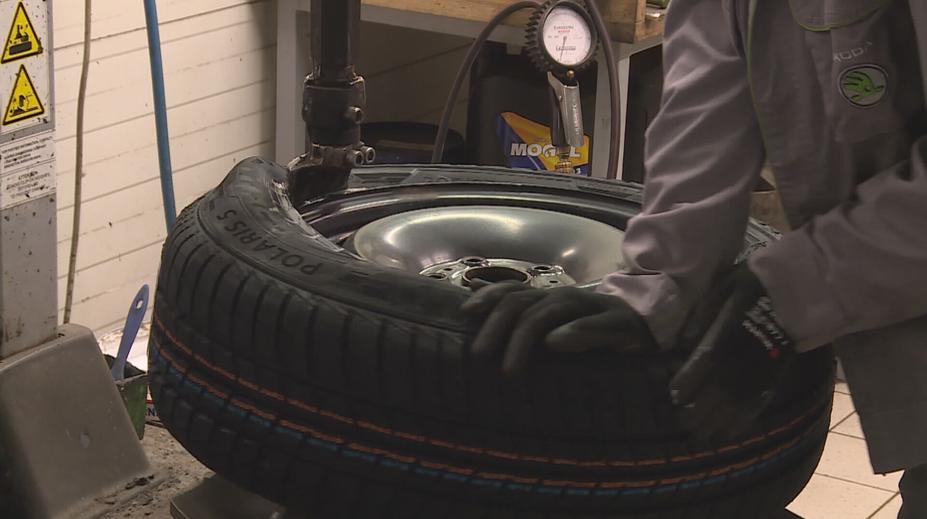 Na přezutí pneumatik zbývá už jen pár dní. Autoservisy se začínají plnit