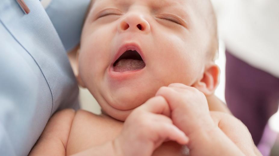 V Košicích se narodilo mimořádně velké miminko. Může rovnou do školky, žertuje porodnice