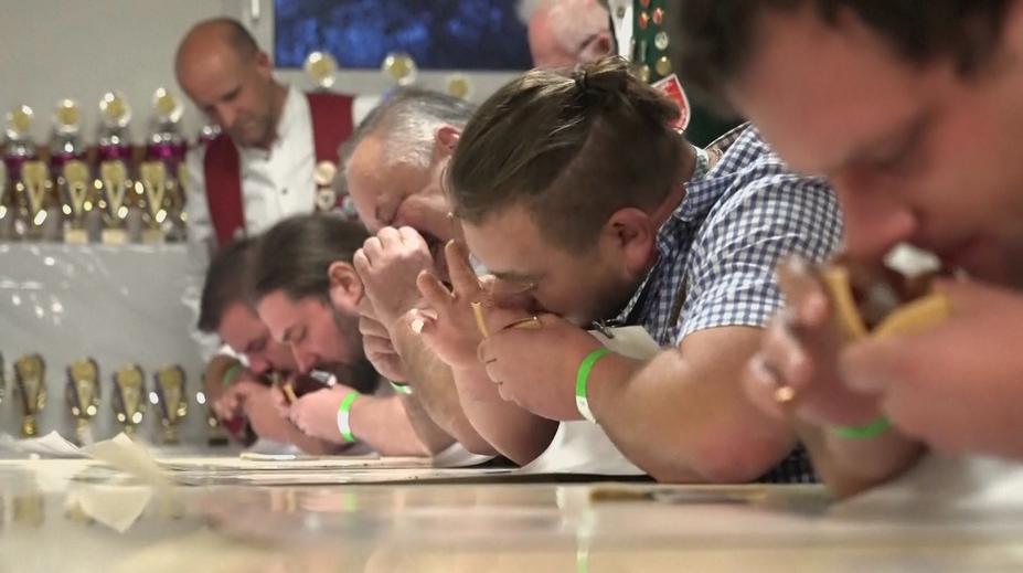 Bavoři poměřili síly ve šňupání tabáku. Soutěže se zúčastnilo 150 lidí