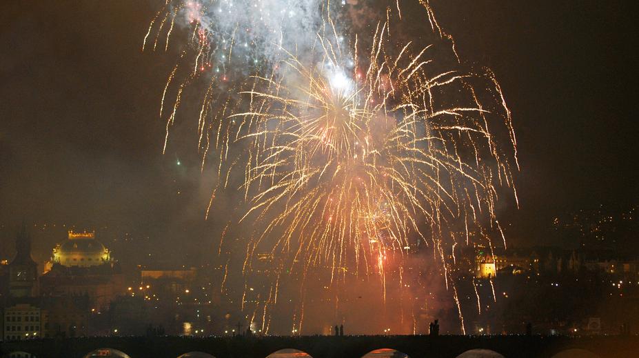 Zájezdy, pobyty, jídlo, litry alkoholu. Češi utratí na konci roku miliardy