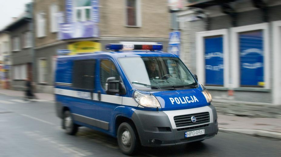Muž v Polsku najel dodávkou do chodců! Pak ještě útočil pěstmi