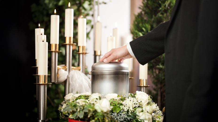 Děsivé praktiky pohřební služby. V urně s popelem manželky našel vdovec jen suť