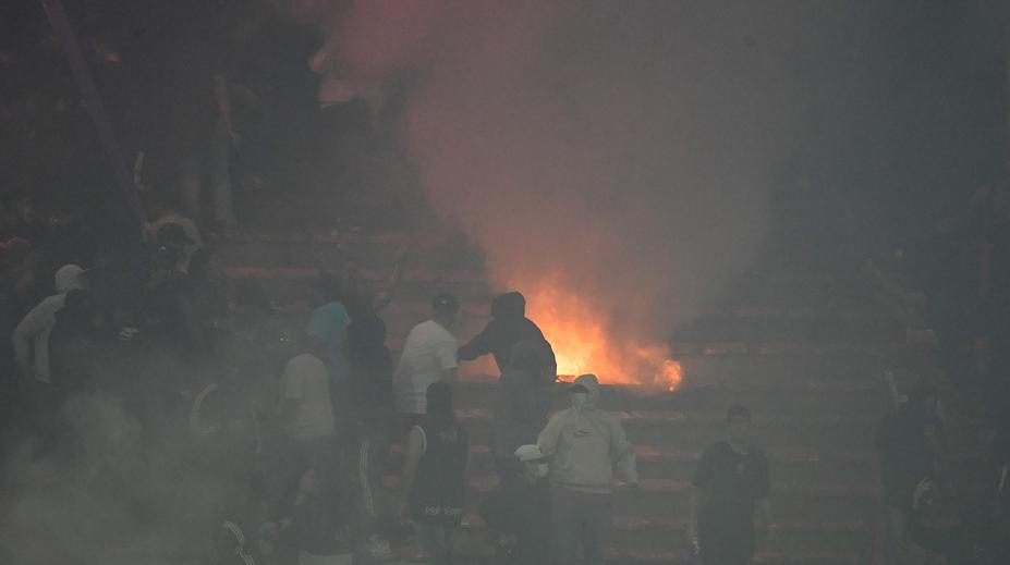 Peklo na stadionu: Protest fanoušků, hořící tribuna a konec po dvou minutách