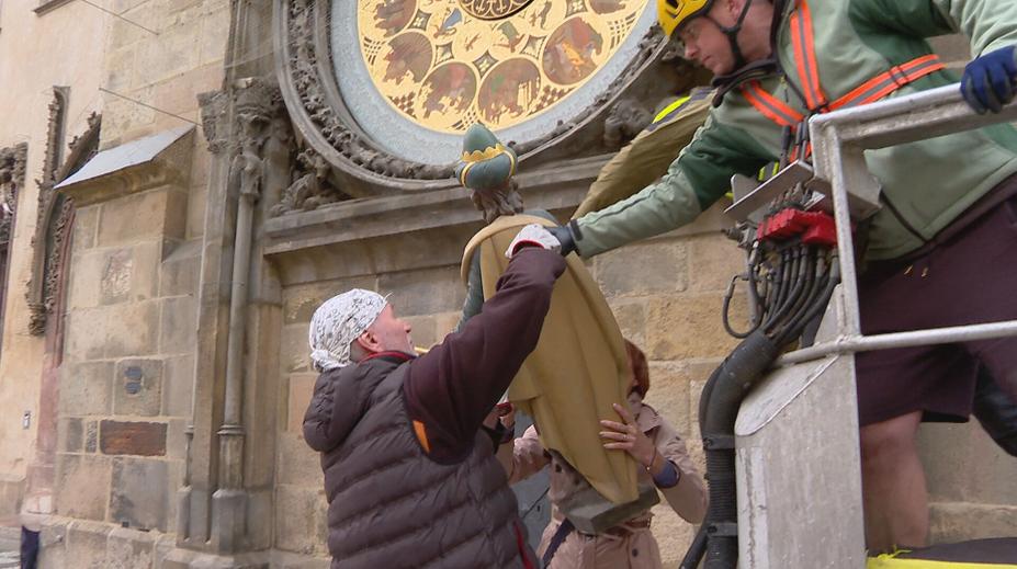Polovina soch Pražského orloje zmizela. Ošetřují je restaurátoři, vrátí se na podzim