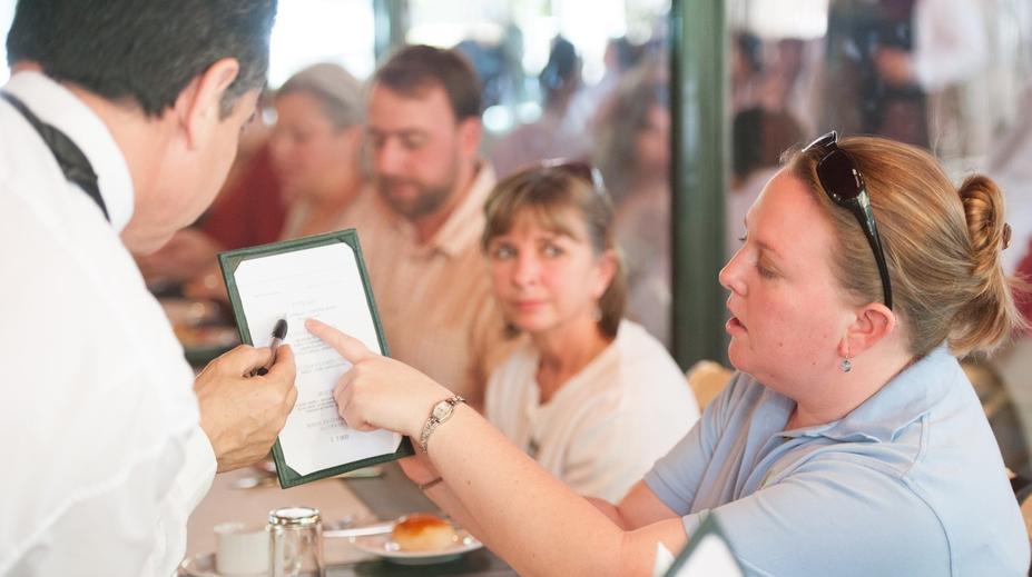 Polská restaurace se stala virální. Její pravidla pobouřila zákazníky