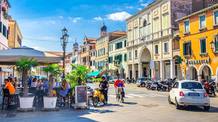 Italské město se pouští do boje proti turistům. Zakáže venkovní posezení