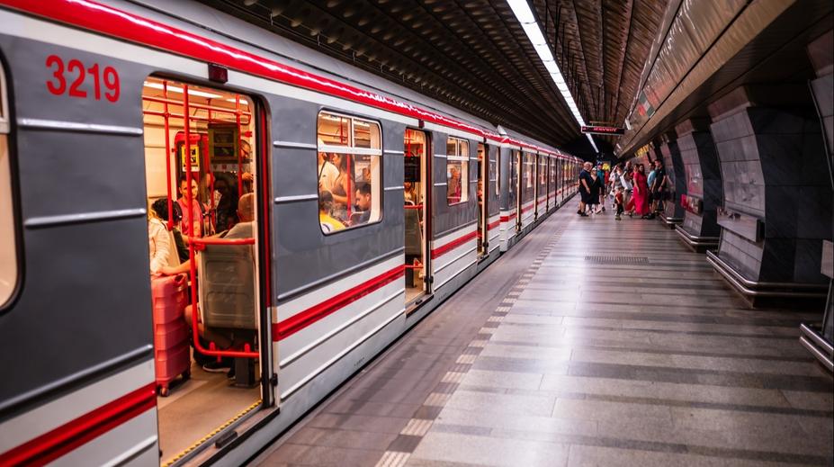 Drama v pražském metru. Muže oživovali ostatní cestující