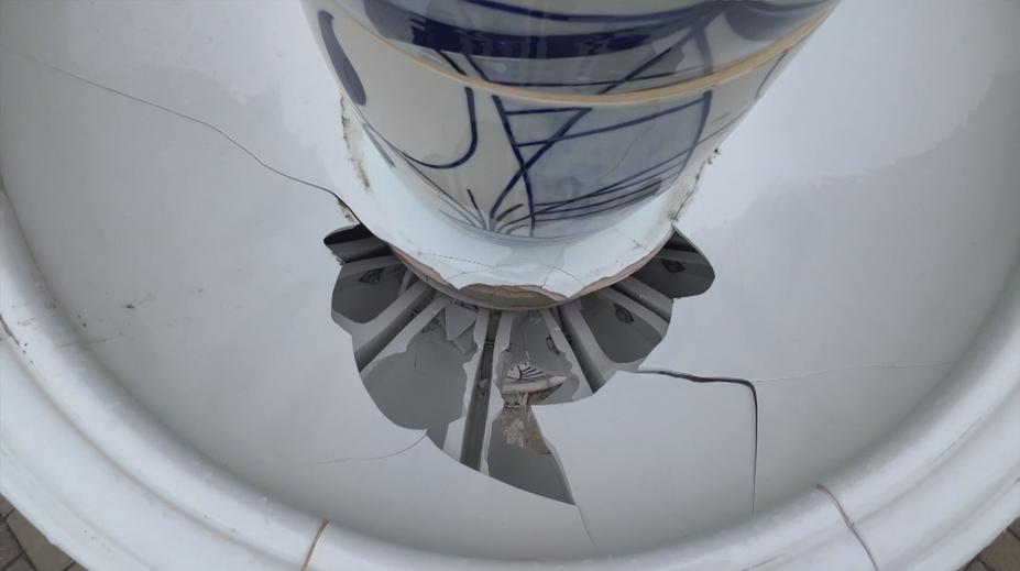 Vandal hodil dělobuch do porcelánové kašny, zničil unikátní dílo