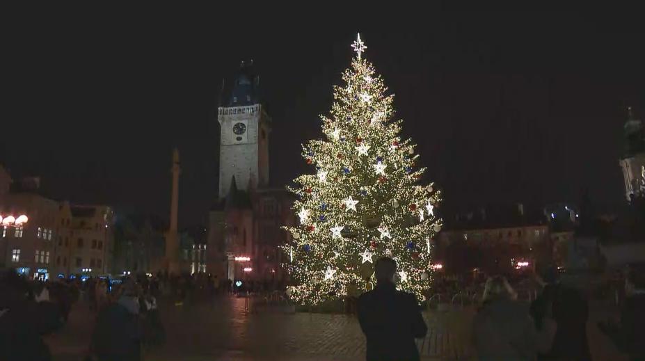 Rozsvěcení stromku na "Staromáku" bylo bez diváků. Co jiná města?