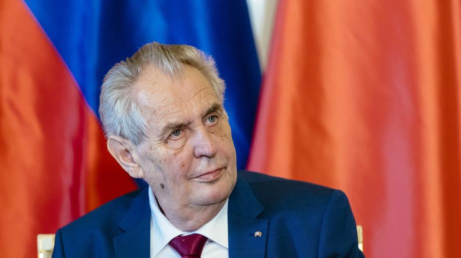 Zeman slíbil třetinu platu malým dětem, v dubnu neposlal ani korunu