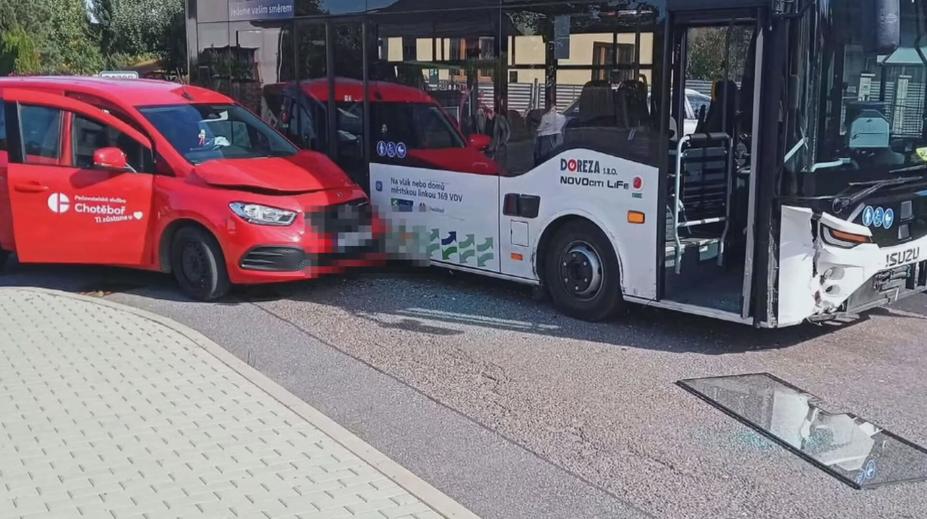 Pořádně se nerozjel a už dojel. Chotěboř řeší nehodu svého jediného autobusu