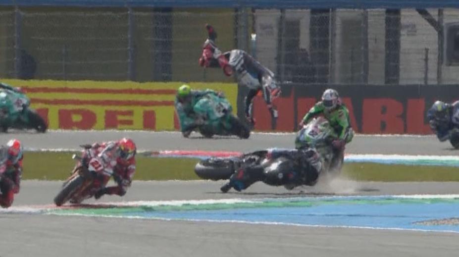 Děsivá nehoda na MS superbiků. Jezdec letěl z motorky, boural i mistr světa