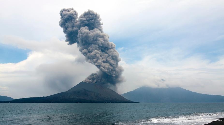 Erupce obávané sopky mění okolí. Vznikly dva nové ostrovy