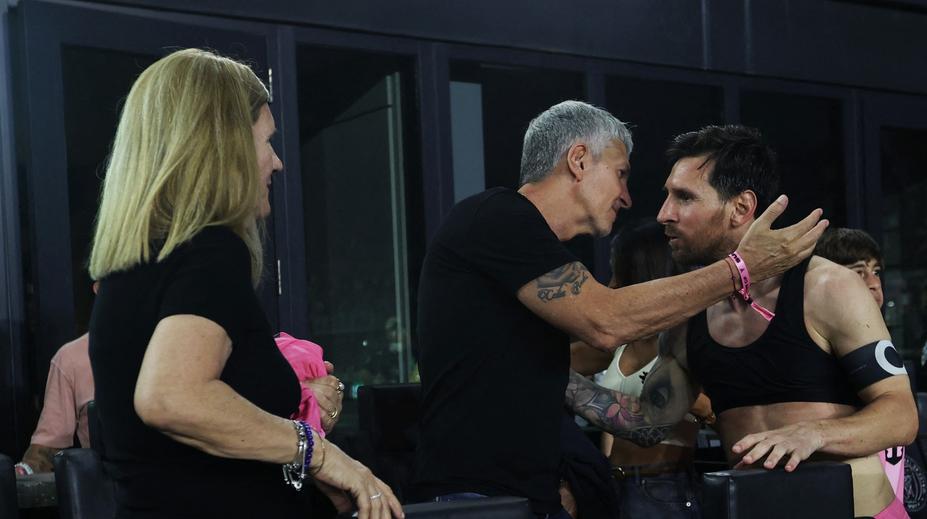 Messi před zraky rodičů řádil, teď ho čeká souboj s českým hráčem
