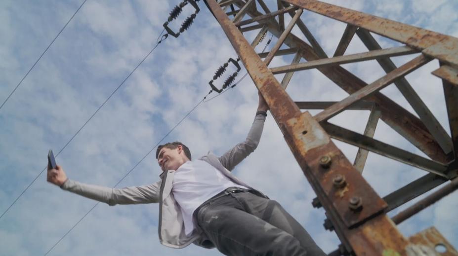 Dívky šplhaly na elektrický stožár. Tragédii zabránil kolemjdoucí