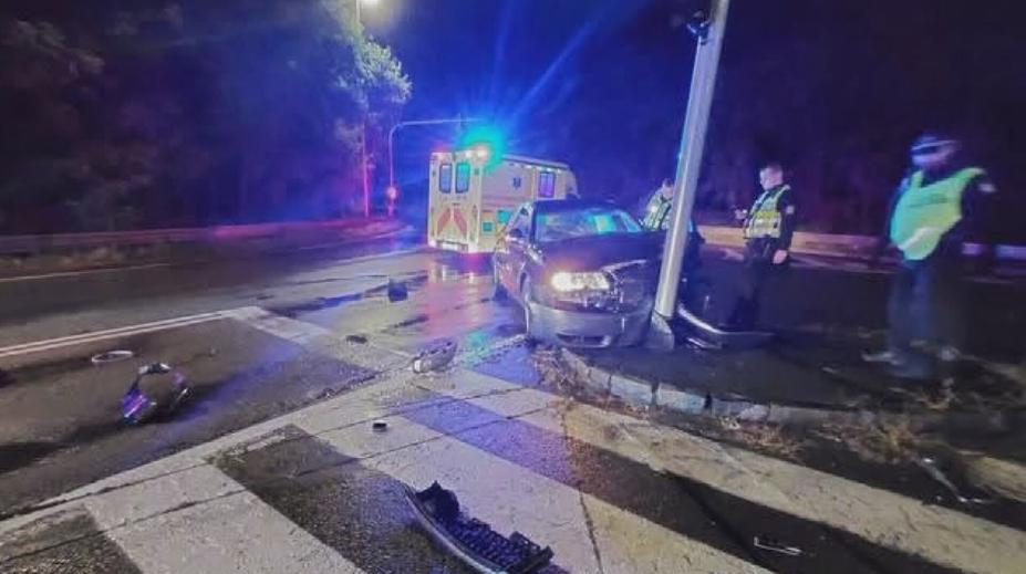 Auto v Pardubicích narazilo do semaforu. Řidič zmizel a policie neví, komu vůz patří