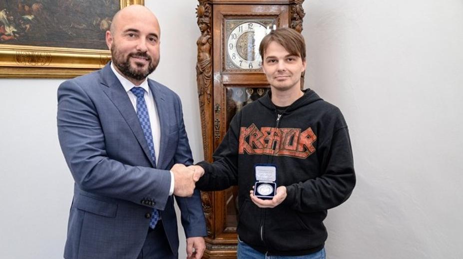 Popelář našel u odpadu půl milionu. Jeho reakci ocenil i primátor