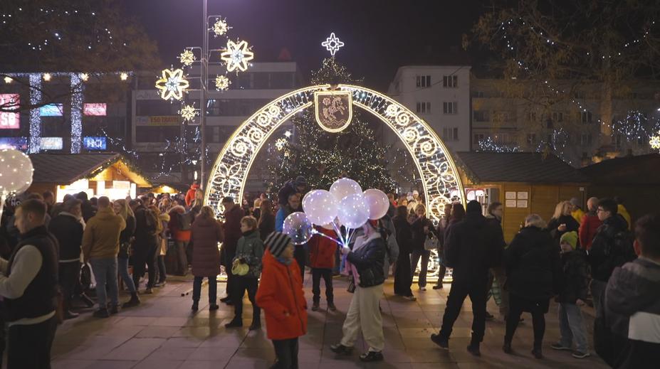 V Ostravě začaly adventní trhy. Je to 100 let od prvního rozsvícení vánočního stromu
