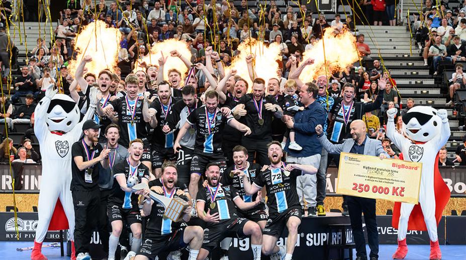 Mladá Boleslav se vrátila na florbalový trůn. Opět se přepisoval divácký rekord