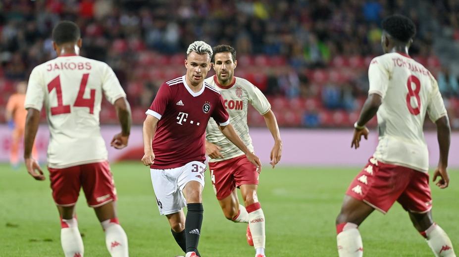 Slavné Schalke i Polsko. Spartu s Jabloncem opouští hráči