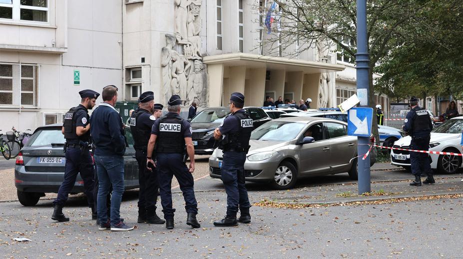 Ve francouzské škole řádil útočník. Čečenec měl ubodat učitele nožem
