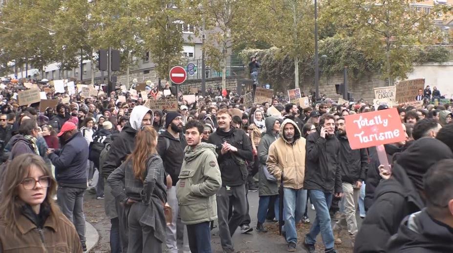 Ve Francii opět propukly protesty. Policie použila vodní děla a slzný plyn
