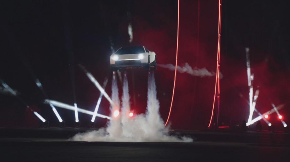 Elon Musk představil létající auto. Vyrábět se má od roku 2028