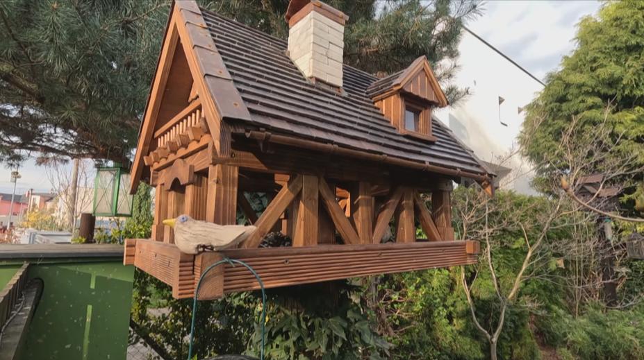 Důchodce vyrábí luxusní ptačí krmítka. Inspiroval se chalupami v Rakousku