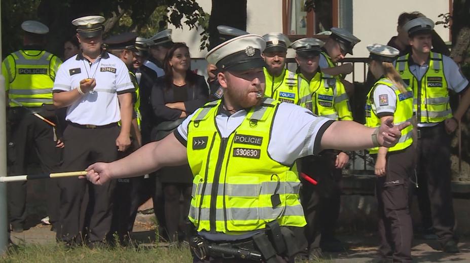 Zmatek na křižovatce v Jihlavě. Řidiči ani chodci nechápou pokyny policistů