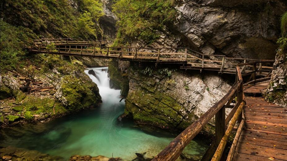 České turisty strhl vodopád. Řítili se 15 metrů
