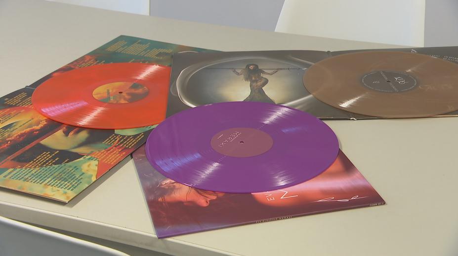 Vinylové desky jsou znovu v módě. Kupují je také mladí