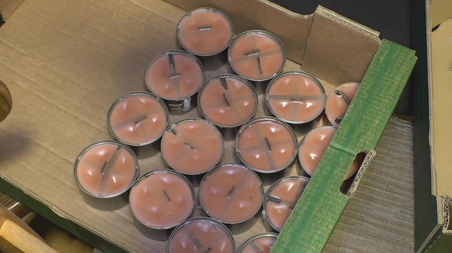 Před zimou Ukrajince zachraňují zahřívací svíce. Materiál na ně se sbírá i u nás