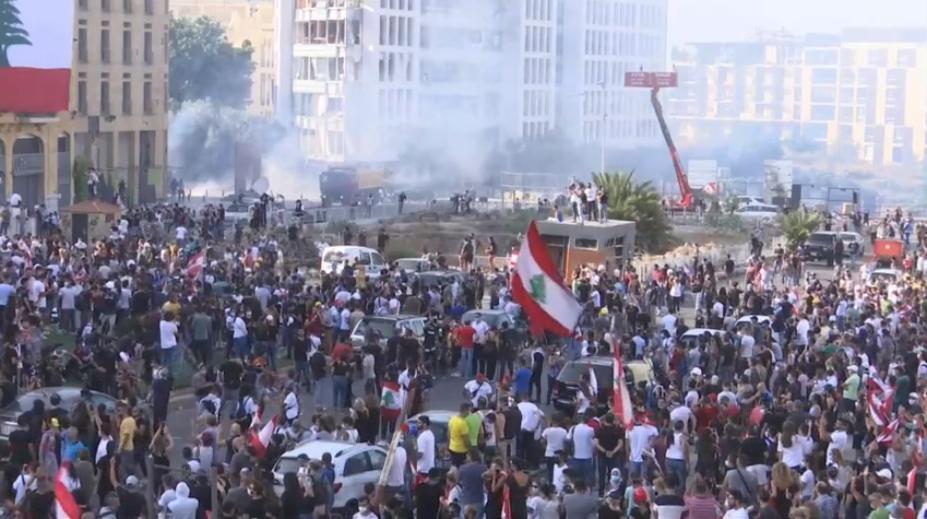 Libanonská vláda neustála protesty, kvůli explozi v přístavu skončila