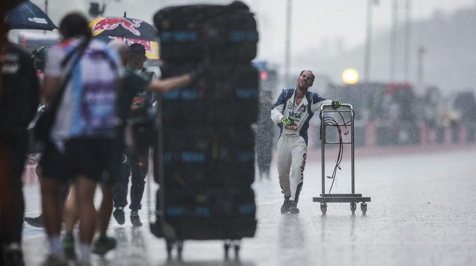 Start zdržel déšť i chyba v softwaru. FIA vysvětlila nečekané zastavení vozů
