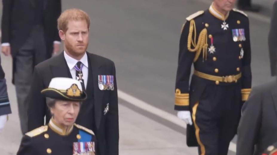 Velké ponížení prince Harryho. Veřejně ho označili za uplakánka